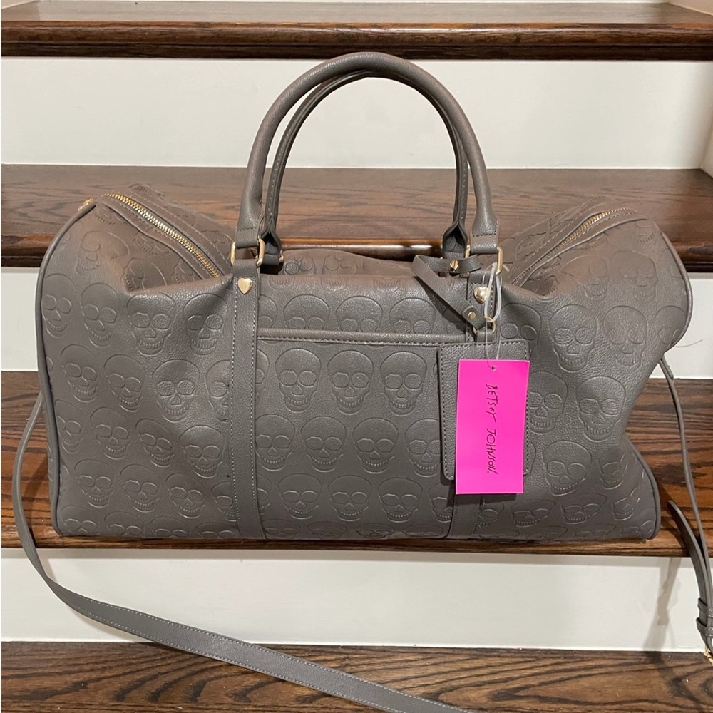 BETSEY JOHNSON GRAY SKULL TRAVEL DUFFLE WEEKENDER BAG NEW - Picture 2 of 8